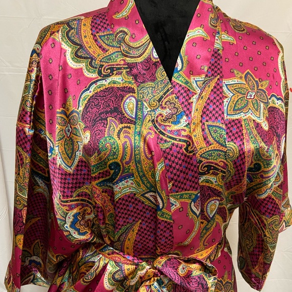 Gorgeous silky robe in perfect condition. It says size S but I’m an XL i… - Picture 4 of 4